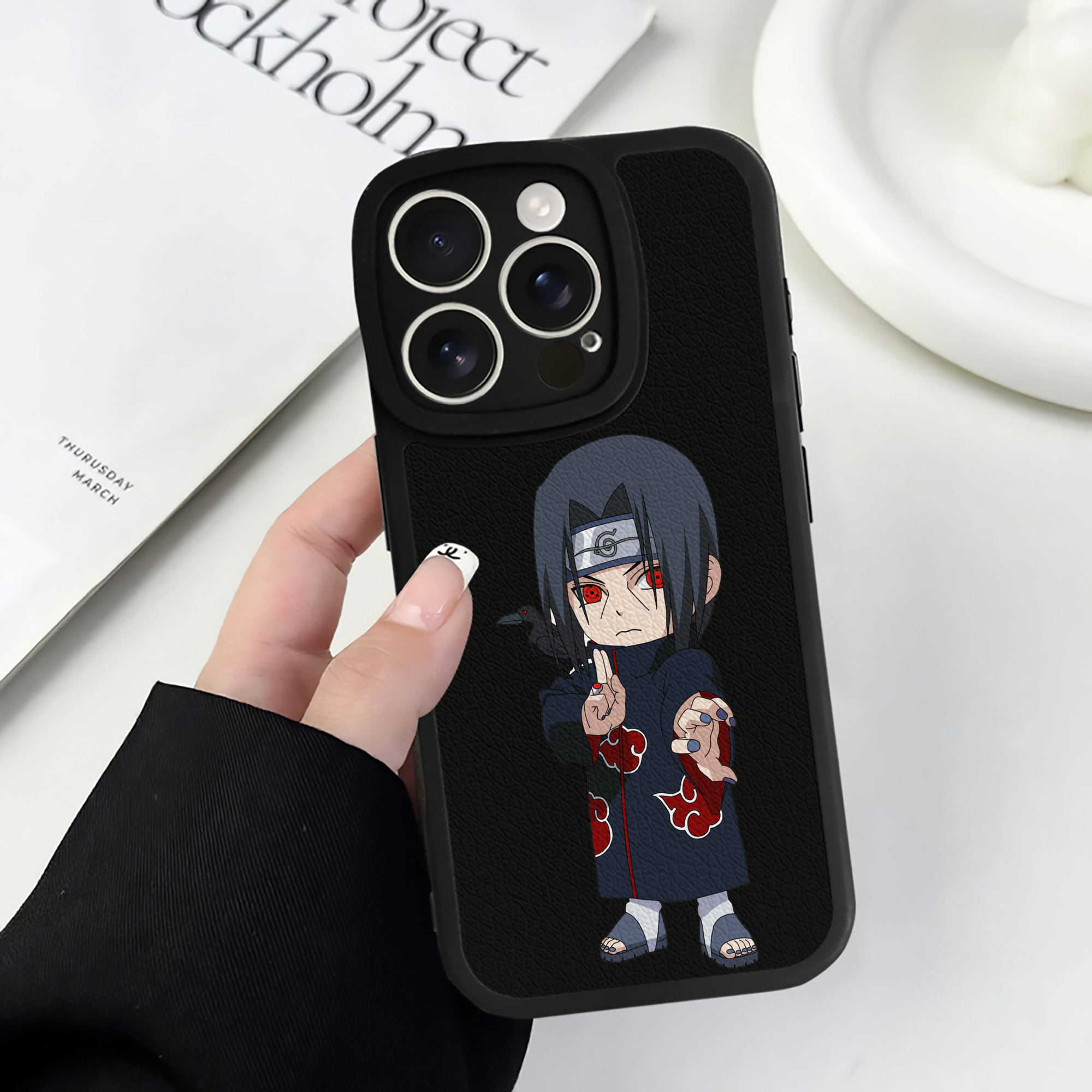 （画像用） NARUTO -ナルト- うちは イタチ Uchiha Itachi 【iPhone 16シリーズ対応】シリコンスマホケース（レザー調） 材質：シリコン